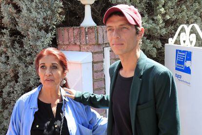 Camilo Blanes y su madre, Lourdes Ornelas, por las calles de Torrelodones, en Madrid, la pasada semana.