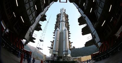 El cohete Larga Marcha 3B en el que ha sido lanzada la sonda china con destino a la Luna.
