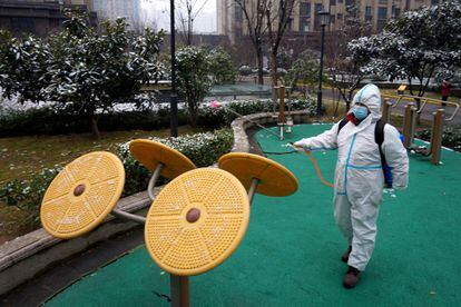 Un trabajador desinfecta un parque en Xian, el domingo.