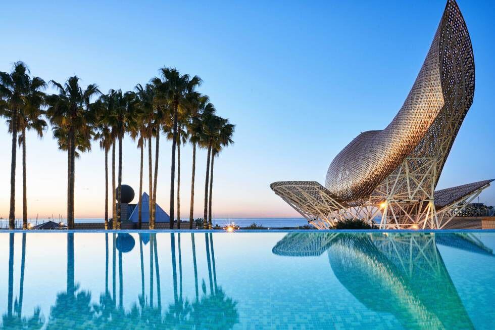 Piscina del hotel W Barcelona, de la cadena Marriott, proyectado por el arquitecto Ricardo Bofill.