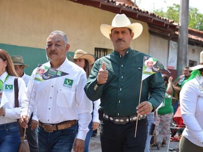 César Valencia (derecha), alcalde de Aguililla, Michoacán, durante un acto de campaña en mayo de 2021.