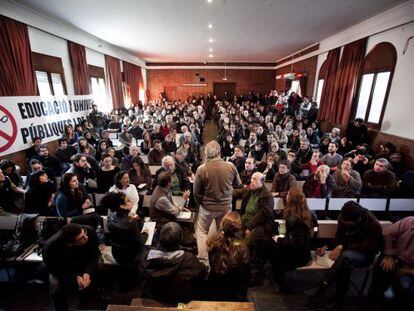 Profesores universitarios durante la asamblea de este s&aacute;bado en el convento de los Caputxins de Sarri&agrave;.
