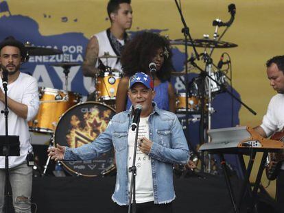 Alejandro Sanz (centro), este viernes en Cúcuta en el concierto Venezuela Aid Live en apoyo a la oposición venezolana.
