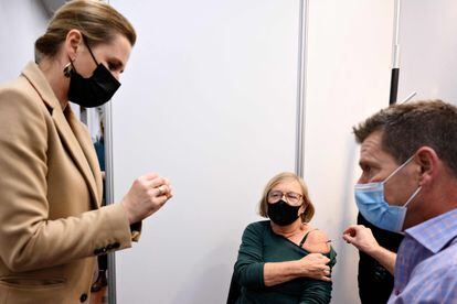 La primera ministra de Dinamarca, Mette Frederiksen, visita un centro de vacunación anticovid en Copenhague, el pasado viernes.