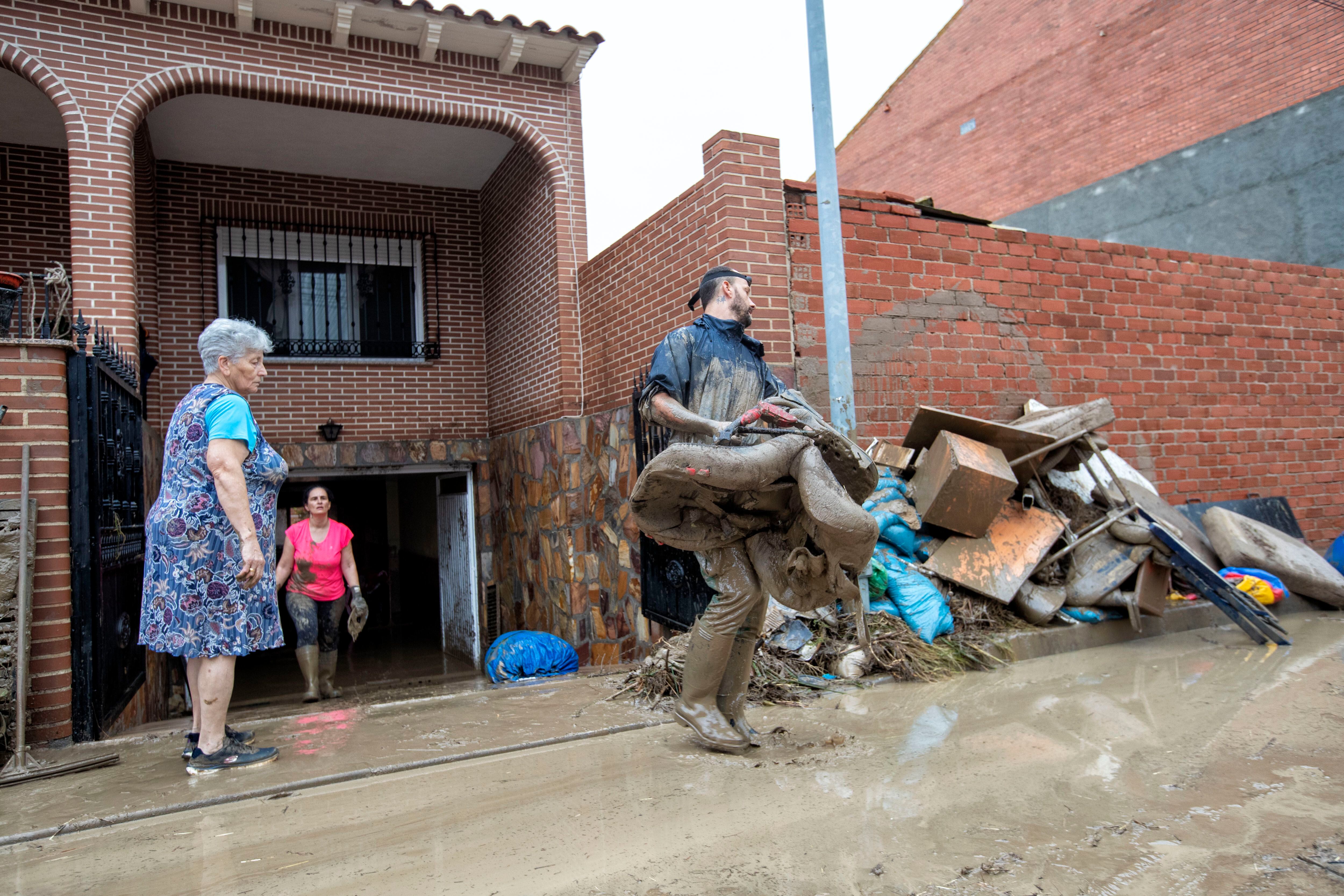 Inundaciones por la lluvia caída en la localidad toledana de Cobeja.