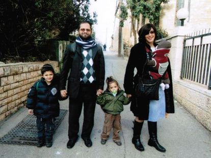 Foto familiar de los Sandler. El padre y los dos hijos varones fueron asesinados en Toulouse.