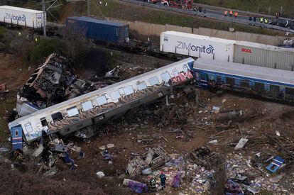 Imagen de uno de los vagones del tren de pasajeros accidentado cerca de la localidad de Larisa, a unos 350 kilómetros al norte de Atenas. 