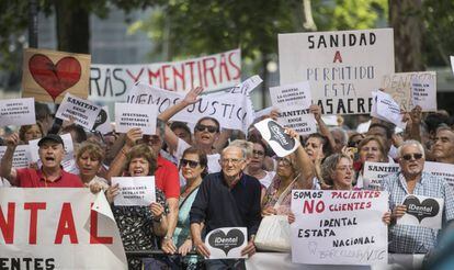 Protesta de afectados por el cierre de clínicas iDental.