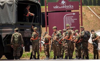 Soldados del ejército brasileño patrullan cerca del hotel Spa de Vinho, que acogerá la próxima cumbre del Mercosur, este martes, en Bento Gonçalves