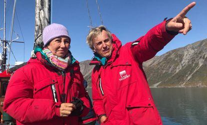 Ana Botín, presidenta de Banco Santander, con el presentador Jesús Calleja, durante un viaje a Groenlandia.