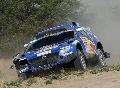 Carlos Sainz pilota su Volkswagen Motosport II durante la etapa.