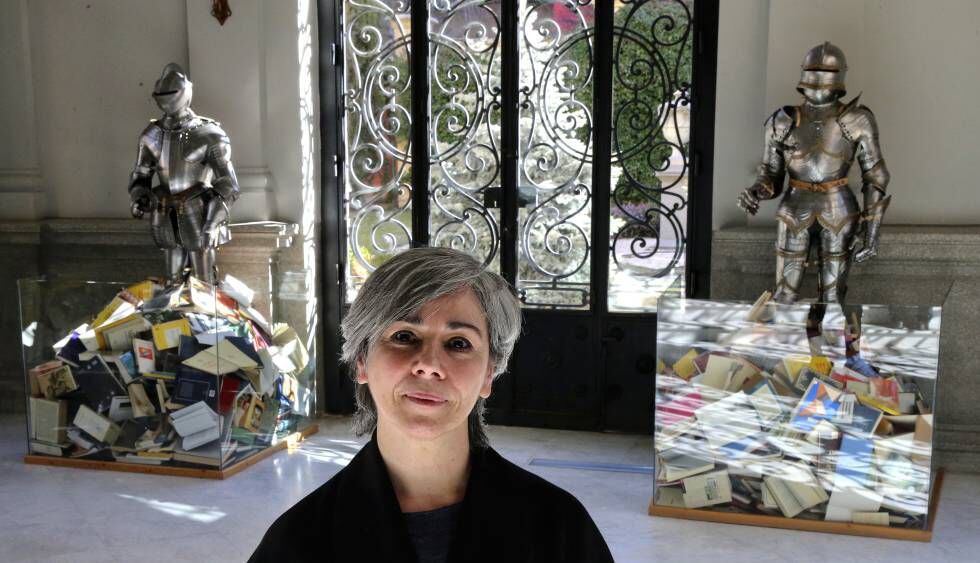 La artista madrileña Alicia Martín, delante de dos de sus obras, en el Museo Lázaro Galdiano de Madrid.