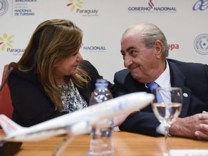 El presidente de Air Europa, Juan Jos&eacute; Hidalgo, y la ministra de Turismo de Paraguay, Marcela Bacigalupo, durante la presentaci&oacute;n de la nueva ruta de la aerol&iacute;nea al pa&iacute;s sudamericano. 