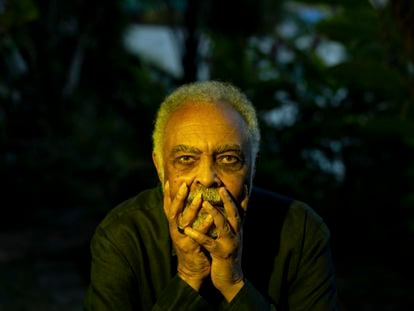 Gilberto Gil posa en uno de los jardines de su estudio utilizado para los ensayos antes del inicio de su gira europea.