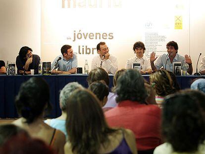 De izquierda a derecha, Jorge E. Benavides, F. Iwasaki, Luisgé Martín, Juanjo de la Iglesia, Rodrigo Muñoz Avia, S. Roncagliolo y Fernando Royuela.