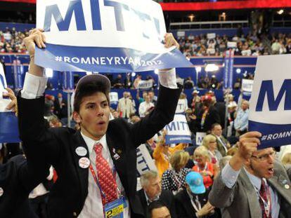 Asistentes a la Convenci&oacute;n republicana alzan pancartas a favor de Romney.