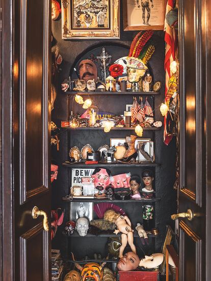 Desde cruces antiguas (en la imagen) a calaveras, máscaras o fotos vintage.