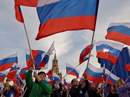 Decenas de personas ondean la bandera rusa durante el macroconcierto de la Plaza Roja en el primer aniversario de la anexión ilegal de parte de cuatro provincias ucranias, el 29 de septiembre en Moscú.