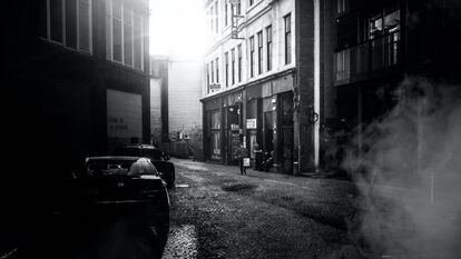 Un carrer fosc de Glasgow.