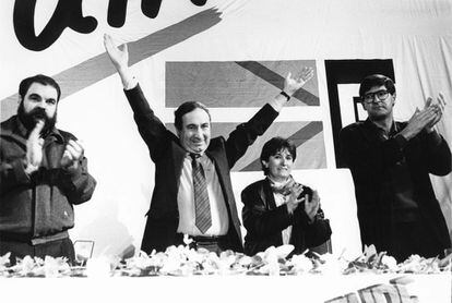 Bandrés en la campaña electoral de Euskadiko Ezkerra (EE) en 1986, junto a Mario Onaindia, a quien defendió en el proceso de Burgos, y Kepa Aulestia. Onaindia abandonó ETA para acompañar en política a Bandrés en este nuevo partido que se fusionó más tarde con el PSE, los socialistas vascos.