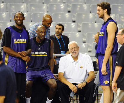 El entrenador de los Lakers, en el Palau Sant Jordi, rodeado por Kobe Bryant, Lamar Odom y Pau Gasol en octubre de 2010.
