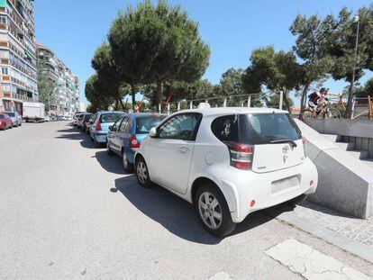 Coches mal aparcados a la altura del 222 de la avenida del Manzanares. 