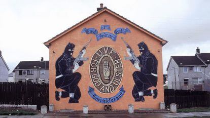 Mural de los paramilitares protestantes del UVF cerca de la casa donde nació el escritor.