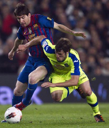 Messi trata de marcharse del jugador del Getafe Rubén Pérez.