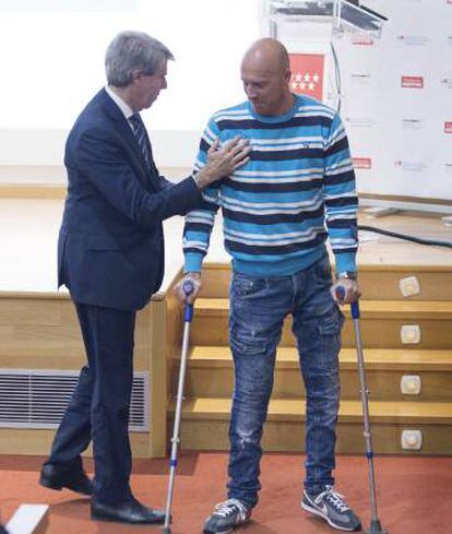 Andrés Herrera camina con muletas junto al presidente Ángel Garrido.