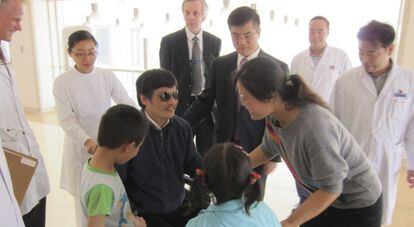 Chen Guangcheng con su esposa e hijos al abandonar el hospital.