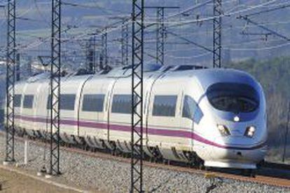 Un tren en la l&iacute;nea del AVE Barcelona-Girona-Figueres.