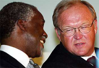 El presidente de Suráfrica, Thabo Mbeki (izquierda) charla con el primer ministro sueco, Goran Persson.