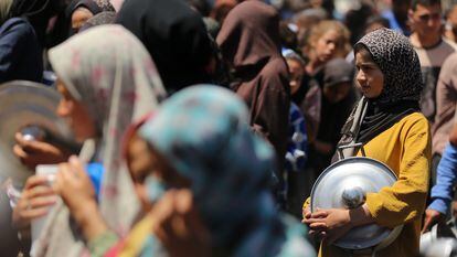 Varias jóvenes hace cola para recibir comida Deir al Balah, en el centro de Gaza, el 19 de abril.