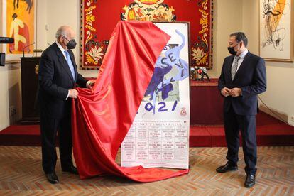 Ramón Valencia, a la izquierda, descubre el cartel de la temporada junto a Ricardo Sánchez, delegado de la Junta de Andalucía.