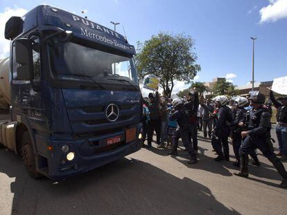  Policías escoltan la salida de camiones con combustible de la distribuidora de Petrobras.