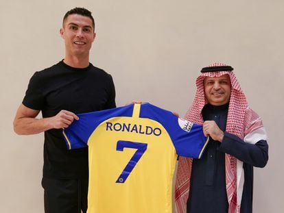 Cristiano Ronaldo posa con la camiseta del Al Nassr en su presentación.