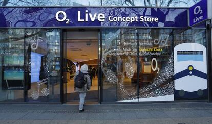 Una tienda de telefonía móvil O2 en Berlín, Alemania.