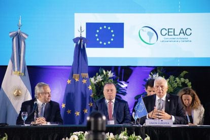 El jefe de la diplomacia comunitarias, Josep Borrell (derecha), el presidente de Argentina, Alberto Fernández (izquierda) y el ministro de Exteriores de Argentina, Santiago Cafiero, en una reunión CELAC- UE en Buenos aires a finales de 2022.