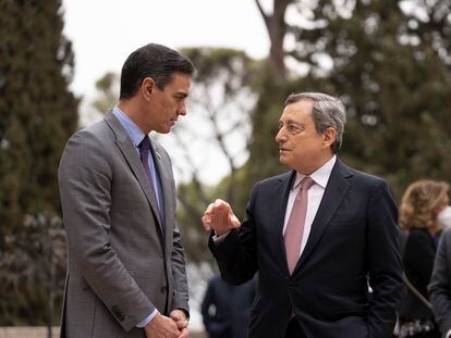 El presidente del Gobierno, Pedro Sánchez, junto al jefe del Consejo de Ministros italiano, Mario Draghi.