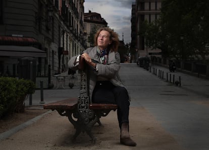 La escritora Julia Navarro, en la plaza de Oriente, en Madrid.