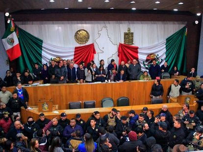 Elementos de seguridad resguardan el estrado del Congreso de Nuevo León