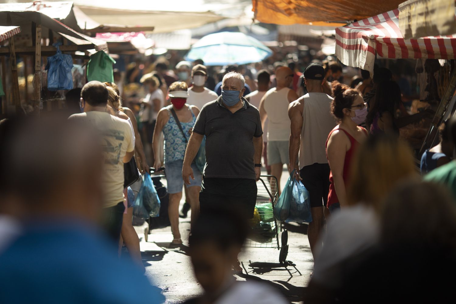 Un hombre camina en un mercado de Río de Janeiro, el pasado 13 de junio.