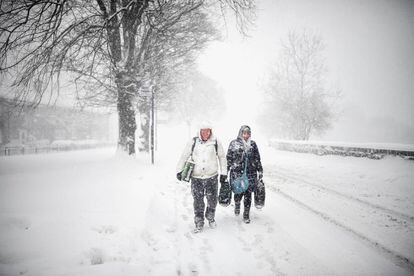 Dos personas caminan en la nieve este jueves 1 de marzo en Balloch (Escocia).