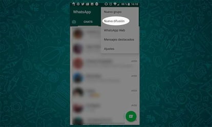 Las listas de difusión nos permiten hacer un listado favorito de contactos, a los que enviar un mensaje a la vez, sin tener que formar parte estos de un grupo. Para activarlas, debemos pulsar sobre los tres puntos verticales de la parte superior derecha, y dentro del desplegable, sobre "Nueva difusión".