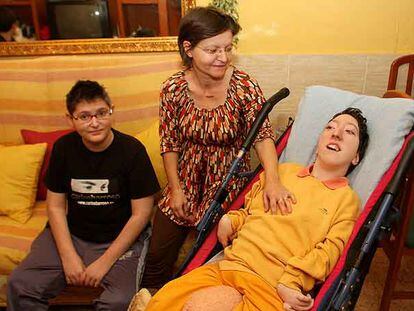 María Díaz junto a sus hijos, Alfonso García y Mónica García, ambos dependientes. Él tiene cáncer. Ella, artrogriposis y microcefalia.