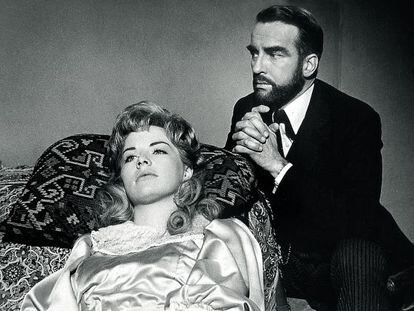 En Freud, pasión por un sueño (John Huston, 1962), Monty Clift interpretaba a un Freud que trataba a una paciente (Susannah York) que, como nosotros, existiendo la cerveza, se negaba a beber agua.