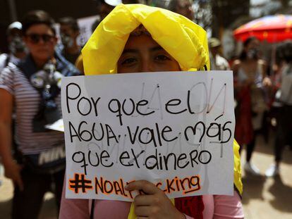 Una mujer sostiene un cartel en el que se opone al método del 'fracking'.