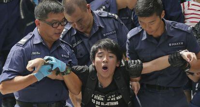 Estudiante detenido en la sede del Gobierno en Hong Kong. 