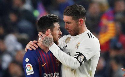 Messi y Ramos se abrazan tras el partido