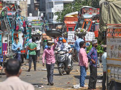 Mercado de frutas y verduras en Nueva Delhi en pleno confinamiento por el coronavirus.